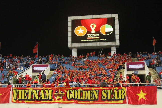 Trước lúc bóng lăn trận Việt Nam và UAE, hàng ngàn cổ động viên đã &quot;phủ đỏ&quot; các đoạn đường đến sân vận động Mỹ Đình - Ảnh 1.