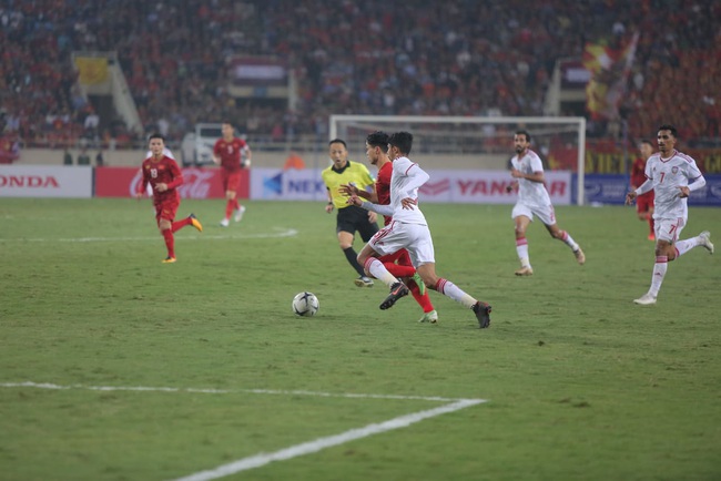 Hàng ngàn cổ động viên đã &quot;phủ đỏ&quot; sân vận động Mỹ Đình để cổ vũ trận bóng giữa Việt Nam và UAE: Việt Nam ghi bàn mở tỉ số trong hiệp đầu tiên - Ảnh 1.