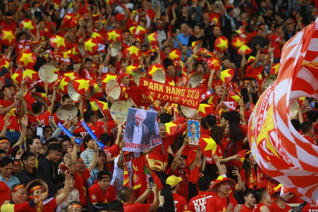 Hàng ngàn cổ động viên đã &quot;phủ đỏ&quot; sân vận động Mỹ Đình để cổ vũ trận bóng giữa Việt Nam và UAE: Việt Nam ghi bàn mở tỉ số trong hiệp đầu tiên - Ảnh 1.