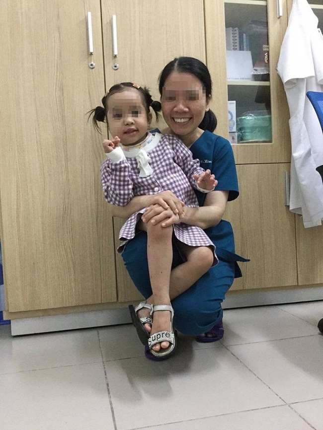 Bé gái 4 tuổi bị khối u quái ở má khiến ăn uống cũng khó khăn, mẹ đau lòng đưa con về Huế thì tìm lại được cuộc sống bình thường - Ảnh 2.
