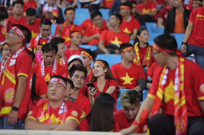 Trước lúc bóng lăn trận Việt Nam và UAE, hàng ngàn cổ động viên đã &quot;phủ đỏ&quot; các đoạn đường đến sân vận động Mỹ Đình - Ảnh 2.