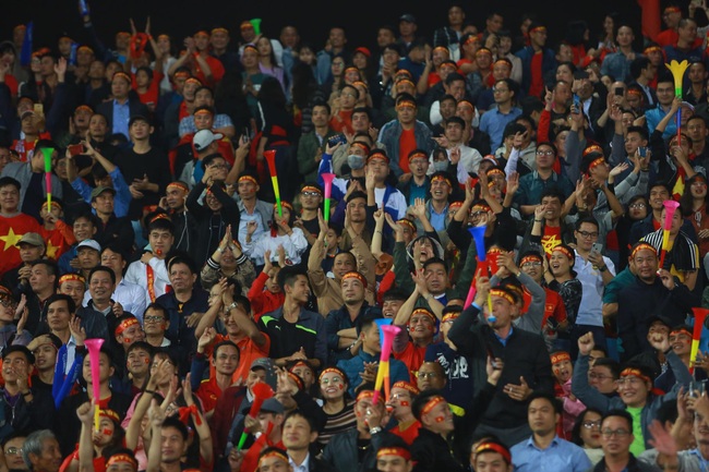 Hàng ngàn cổ động viên đã &quot;phủ đỏ&quot; sân vận động Mỹ Đình để cổ vũ trận bóng giữa Việt Nam và UAE: Việt Nam ghi bàn mở tỉ số trong hiệp đầu tiên - Ảnh 2.