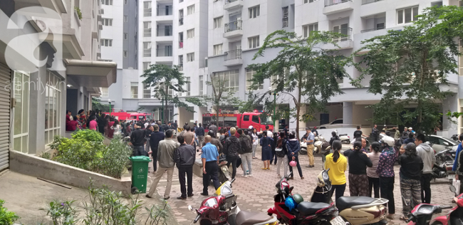 Hà Nội: Cháy chung cư vắng chủ nhà, người già ôm trẻ nhỏ chạy bộ từ tầng cao xuống - Ảnh 14. Hà Nội: Cháy chung cư vắng chủ nhà, người già ôm trẻ nhỏ chạy bộ từ tầng cao xuống - Ảnh 14.