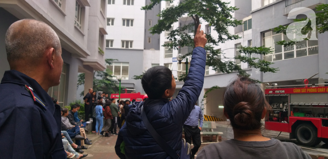Hà Nội: Cháy chung cư vắng chủ nhà, người già ôm trẻ nhỏ chạy bộ từ tầng cao xuống - Ảnh 13. Hà Nội: Cháy chung cư vắng chủ nhà, người già ôm trẻ nhỏ chạy bộ từ tầng cao xuống - Ảnh 13.