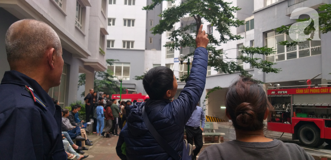 Hà Nội: Cháy chung cư vắng chủ nhà, người già ôm trẻ nhỏ chạy bộ từ tầng cao xuống - Ảnh 13.