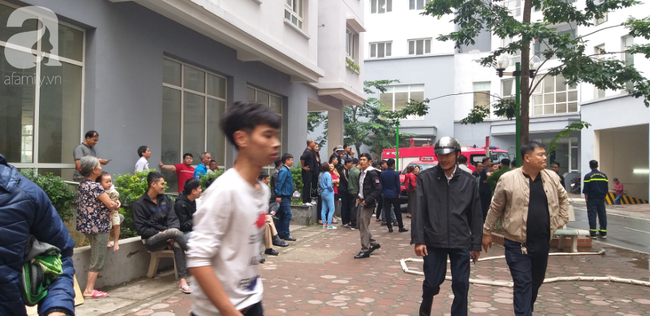 Hà Nội: Cháy chung cư vắng chủ nhà, người già ôm trẻ nhỏ chạy bộ từ tầng cao xuống - Ảnh 12. Hà Nội: Cháy chung cư vắng chủ nhà, người già ôm trẻ nhỏ chạy bộ từ tầng cao xuống - Ảnh 12.