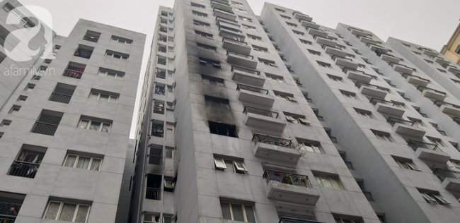 Hà Nội: Cháy chung cư vắng chủ nhà, người già ôm trẻ nhỏ chạy bộ từ tầng cao xuống - Ảnh 9. Hà Nội: Cháy chung cư vắng chủ nhà, người già ôm trẻ nhỏ chạy bộ từ tầng cao xuống - Ảnh 9.