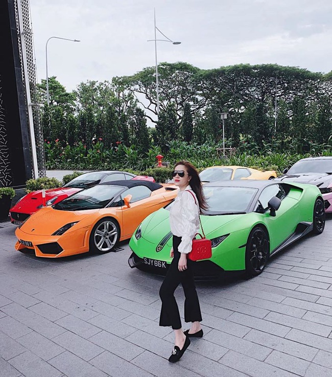 Mãi đến đám cưới mới hé lộ dinh thự, xế hộp rồi tủ đồ hiệu cao cả chục tầng, Bảo Thy cũng là một tay chơi đồ hiệu kín tiếng chẳng thua kém ai - Ảnh 6. Mãi đến đám cưới mới hé lộ dinh thự, xế hộp rồi tủ đồ hiệu cao cả chục tầng, Bảo Thy cũng là một tay chơi đồ hiệu kín tiếng chẳng thua kém ai - Ảnh 6.