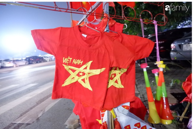Cập nhật giá bán các sản phẩm bạn có thể mua để cổ vũ đội tuyển Việt Nam và những gợi ý tiêu dùng thông minh trước khi vào sân xem trận siêu kinh điển  - Ảnh 4.