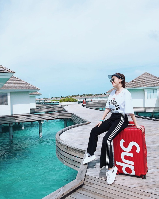 Mãi đến đám cưới mới hé lộ dinh thự, xế hộp rồi tủ đồ hiệu cao cả chục tầng, Bảo Thy cũng là một tay chơi đồ hiệu kín tiếng chẳng thua kém ai - Ảnh 13. Mãi đến đám cưới mới hé lộ dinh thự, xế hộp rồi tủ đồ hiệu cao cả chục tầng, Bảo Thy cũng là một tay chơi đồ hiệu kín tiếng chẳng thua kém ai - Ảnh 13.