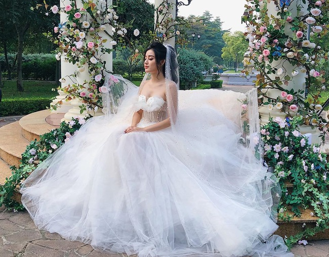 Suốt ngày bị hỏi chuyện lập gia đình, Á hậu Huyền My bất ngờ đăng ảnh mặc váy cưới cùng câu trả lời "giờ tui đi lấy thật đây" - Ảnh 2. Suốt ngày bị hỏi chuyện lập gia đình, Á hậu Huyền My bất ngờ đăng ảnh mặc váy cưới cùng câu trả lời "giờ tui đi lấy thật đây" - Ảnh 2.