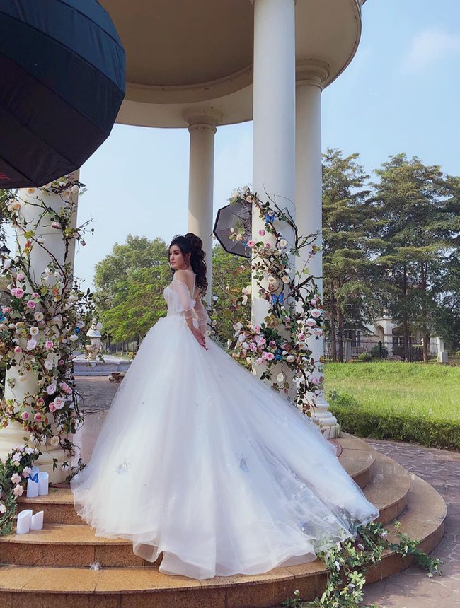 Suốt ngày bị hỏi chuyện lập gia đình, Á hậu Huyền My bất ngờ đăng ảnh mặc váy cưới cùng câu trả lời "giờ tui đi lấy thật đây" - Ảnh 3. Suốt ngày bị hỏi chuyện lập gia đình, Á hậu Huyền My bất ngờ đăng ảnh mặc váy cưới cùng câu trả lời "giờ tui đi lấy thật đây" - Ảnh 3.