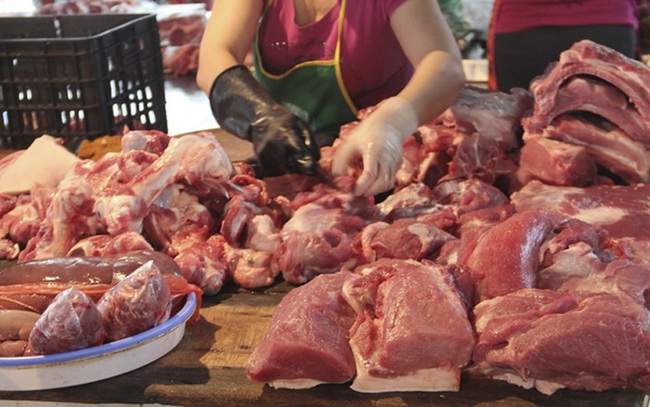 Giá thịt lợn tăng sốc, từ chợ tới siêu thị, thậm chí còn đắt hơn cả thịt bò Mỹ - Ảnh 1.