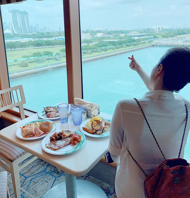 Mãi đến đám cưới mới hé lộ dinh thự, xế hộp rồi tủ đồ hiệu cao cả chục tầng, Bảo Thy cũng là một tay chơi đồ hiệu kín tiếng chẳng thua kém ai - Ảnh 14. Mãi đến đám cưới mới hé lộ dinh thự, xế hộp rồi tủ đồ hiệu cao cả chục tầng, Bảo Thy cũng là một tay chơi đồ hiệu kín tiếng chẳng thua kém ai - Ảnh 14.