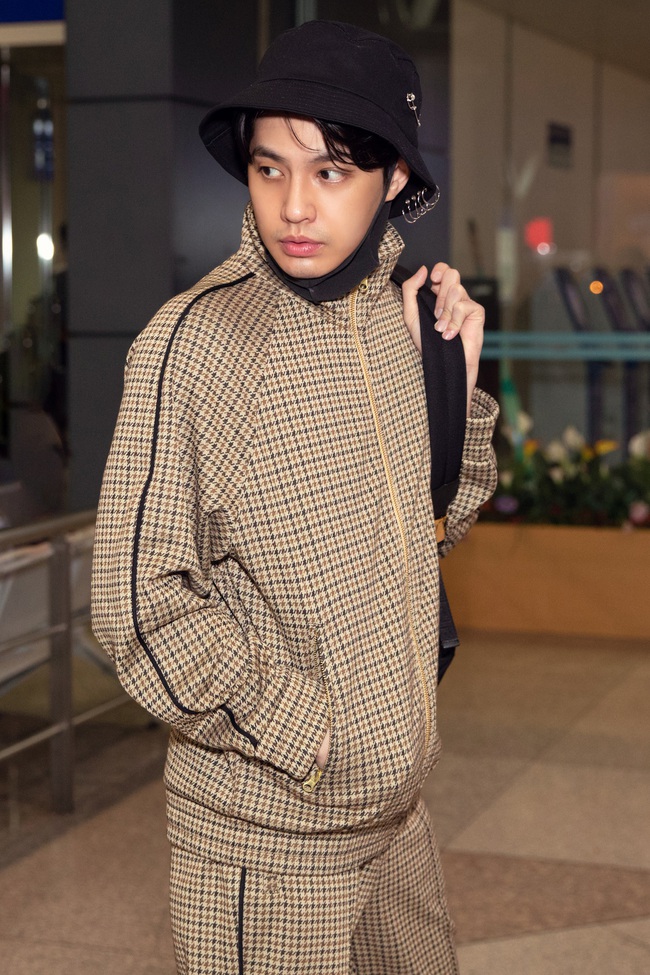 Noo Phước Thịnh gây chú ý với phong cách thời trang sân bay cá tính trước giờ lên đường sang Hàn Quốc biểu diễn - Ảnh 5.