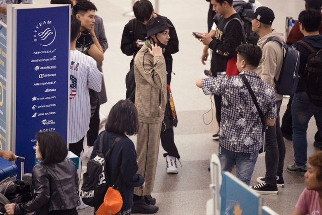 Noo Phước Thịnh gây chú ý với phong cách thời trang sân bay cá tính trước giờ lên đường sang Hàn Quốc biểu diễn - Ảnh 7.