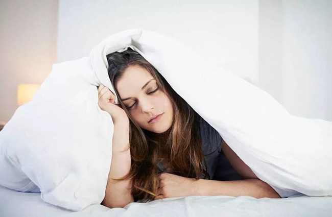 Kiểu thức dậy này vào buổi sáng gây tổn thương cho cơ thể nhiều hơn thức khuya - Ảnh 1.