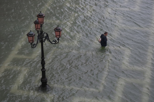 Vừa bác bỏ chính sách chống biến đổi khí hậu, hội đồng khu vực thành phố Venice lập tức bị trừng phạt bằng trận lụt nhấn chìm mọi thứ - Ảnh 2.
