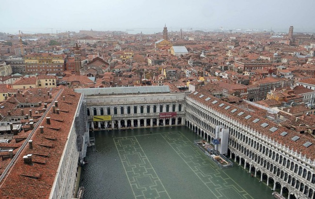 Vừa bác bỏ chính sách chống biến đổi khí hậu, hội đồng khu vực thành phố Venice lập tức bị trừng phạt bằng trận lụt nhấn chìm mọi thứ - Ảnh 1.