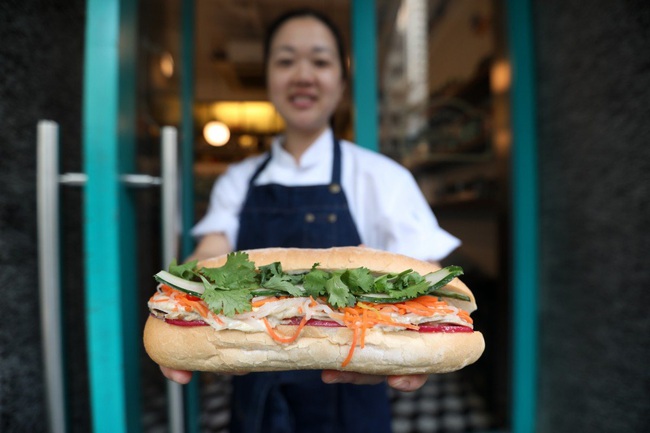 Câu chuyện về bánh mì nhân thịt truyền thống: Từ món ăn chỉ vài chục ngàn bán đầy đường đến “siêu sandwich&quot; Việt Nam chinh phục thế giới - Ảnh 1.