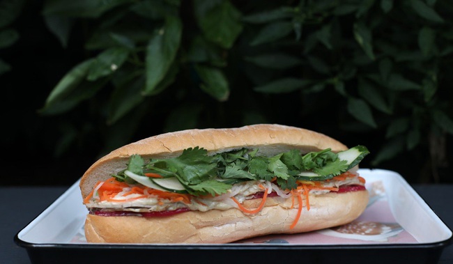 Câu chuyện về bánh mì nhân thịt truyền thống: Từ món ăn chỉ vài chục ngàn bán đầy đường đến “siêu sandwich&quot; Việt Nam chinh phục thế giới - Ảnh 4.