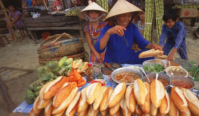 Câu chuyện về bánh mì nhân thịt truyền thống: Từ món ăn chỉ vài chục ngàn bán đầy đường đến “siêu sandwich&quot; Việt Nam chinh phục thế giới - Ảnh 2.