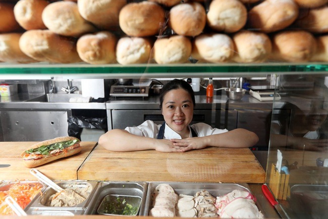 Câu chuyện về bánh mì nhân thịt truyền thống: Từ món ăn chỉ vài chục ngàn bán đầy đường đến “siêu sandwich&quot; Việt Nam chinh phục thế giới - Ảnh 5.