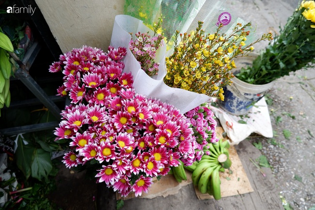 Sát ngày Nhà giáo Việt Nam 20/11, thị trường hoa tươi sôi động, giá tăng cao so với ngày thường - Ảnh 4.