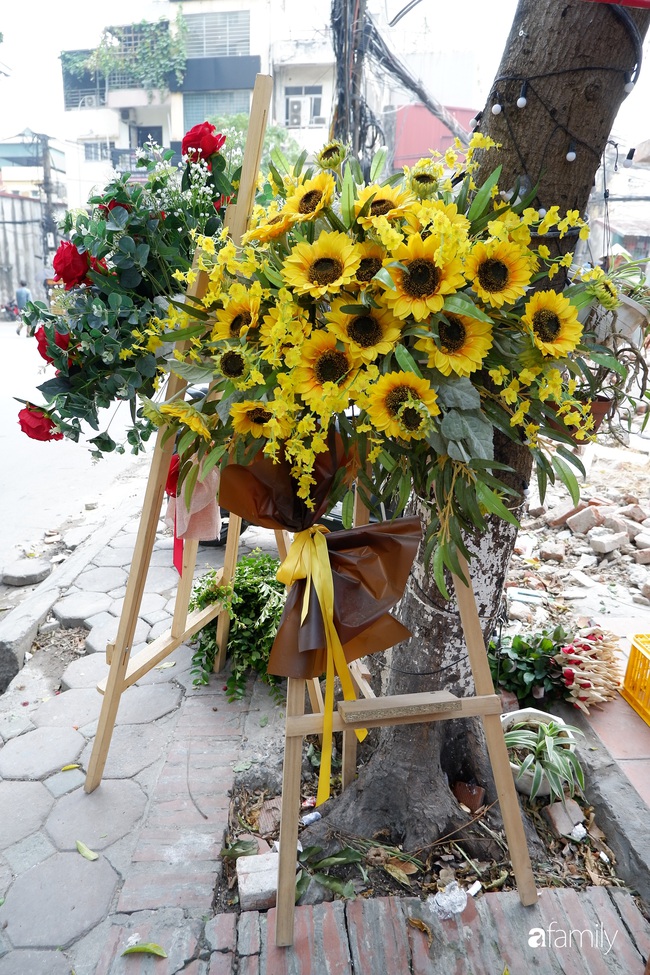 Sát ngày Nhà giáo Việt Nam 20/11, thị trường hoa tươi sôi động, giá tăng cao so với ngày thường - Ảnh 8.