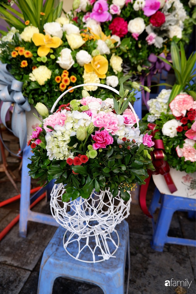Sát ngày Nhà giáo Việt Nam 20/11, thị trường hoa tươi sôi động, giá tăng cao so với ngày thường - Ảnh 6.