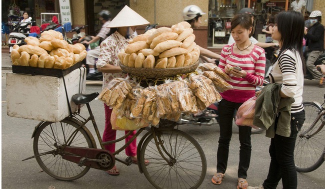 Câu chuyện về bánh mì nhân thịt truyền thống: Từ món ăn chỉ vài chục ngàn bán đầy đường đến “siêu sandwich&quot; Việt Nam chinh phục thế giới - Ảnh 3.