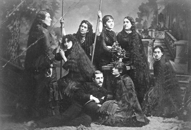 Bi kịch của 7 chị em từng tạo nên xu hướng tóc dài ở Mỹ nhờ mái tóc hôi thối từng bị mọi người xa lánh - Ảnh 2.