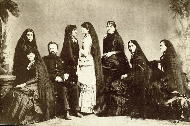 Bi kịch của 7 chị em từng tạo nên xu hướng tóc dài ở Mỹ nhờ mái tóc hôi thối từng bị mọi người xa lánh - Ảnh 1.