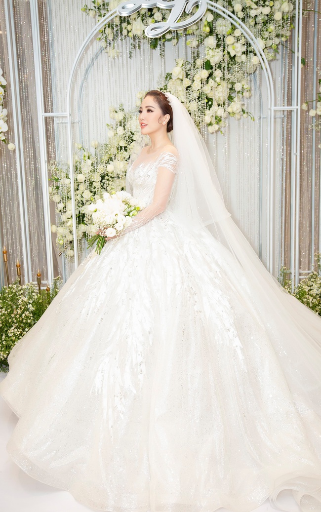 Trọn bộ khoảnh khắc cô dâu Bảo Thy đẹp lộng lẫy với những bộ váy cưới trong ngày trọng đại của đời mình - Ảnh 6.