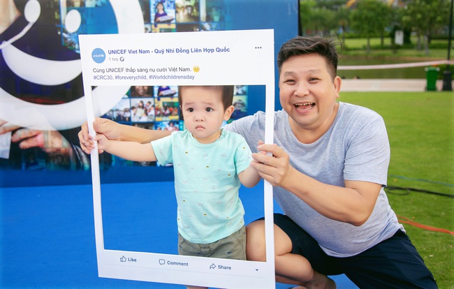 Hàng trăm phụ huynh dẫn theo con nhỏ chứng kiến tòa nhà Landmark 81 nhuộm xanh để kêu gọi bảo vệ trẻ em - Ảnh 12.