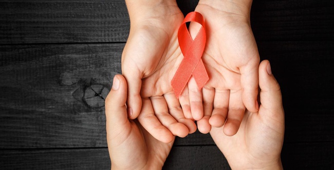 Sống chung với HIV: Những lầm tưởng và sự thật - Ảnh 1.