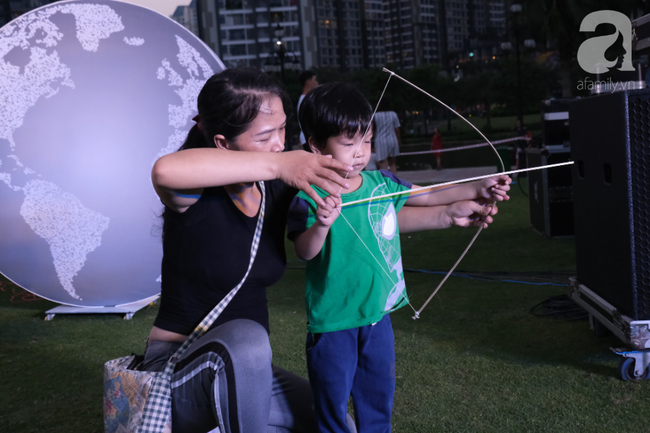 Hàng trăm phụ huynh dẫn theo con nhỏ chứng kiến tòa nhà Landmark 81 nhuộm xanh để kêu gọi bảo vệ trẻ em - Ảnh 8.