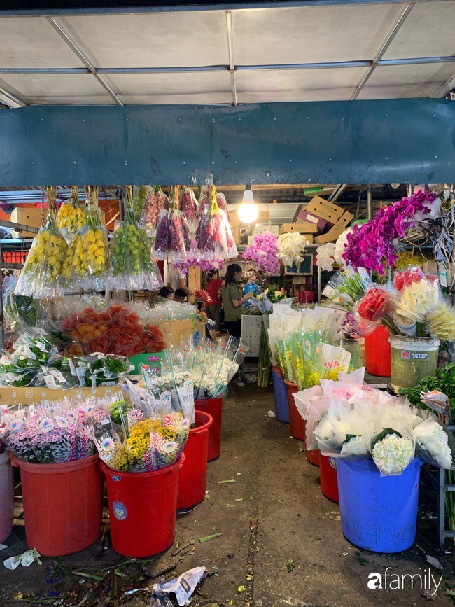 Chợ Quảng An: Địa điểm mua hoa lý tưởng cả về chất và lượng cho người tiêu dùng vào sát ngày Nhà giáo Việt Nam 20/11 - Ảnh 3.