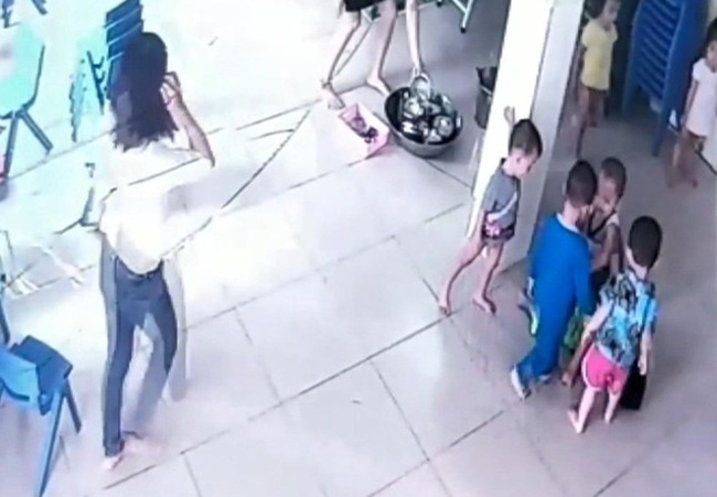 Bình Dương: Mẹ hốt hoảng khi quan sát camera thấy con trai 17 tháng tuổi bị bạn cùng lớp giẫm đạp lên người - Ảnh 1. Bình Dương: Mẹ hốt hoảng khi quan sát camera thấy con trai 17 tháng tuổi bị bạn cùng lớp giẫm đạp lên người - Ảnh 1.