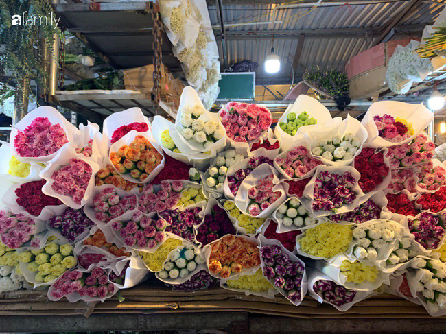 Gần sát ngày 20/11 nhưng giá hoa ở chợ Quảng An vẫn khá ổn định và rất đa dạng các loại hoa - Ảnh 9.