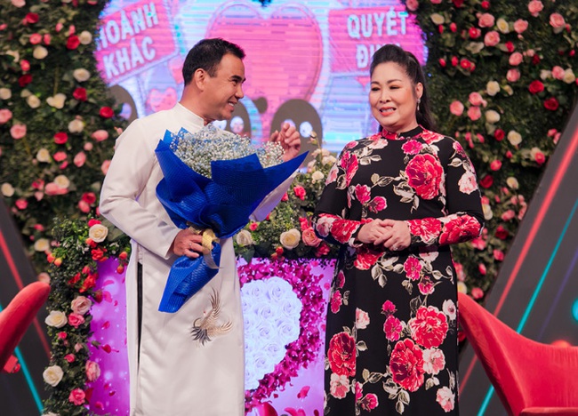 "Bạn muốn hẹn hò": "Bắt tay" cùng Quyền Linh làm bà mối, NSND Hồng Vân nhận được phản ứng bất ngờ từ khán giả - Ảnh 2. "Bạn muốn hẹn hò": "Bắt tay" cùng Quyền Linh làm bà mối, NSND Hồng Vân nhận được phản ứng bất ngờ từ khán giả - Ảnh 2.