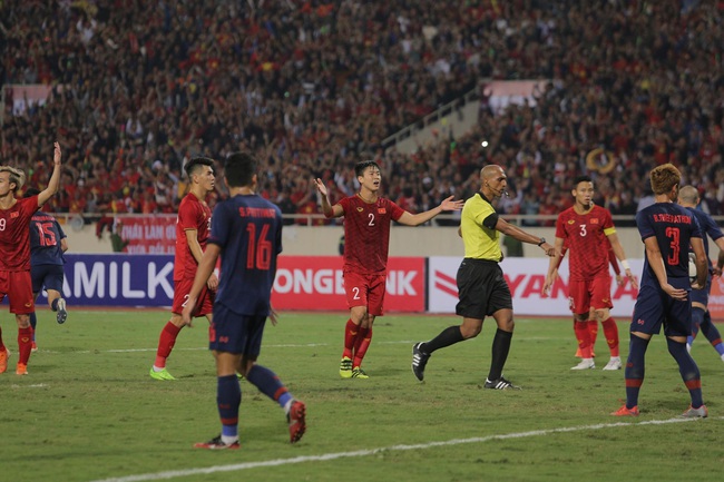 Kết thúc hiệp 1 Việt Nam - Thái Lan 0 - 0, sân Mỹ Đình nổ tung sau pha cứu thua xuất thần của Văn Lâm, trọng tài từ chối bàn thắng của Bùi Tiến Dũng  - Ảnh 1.