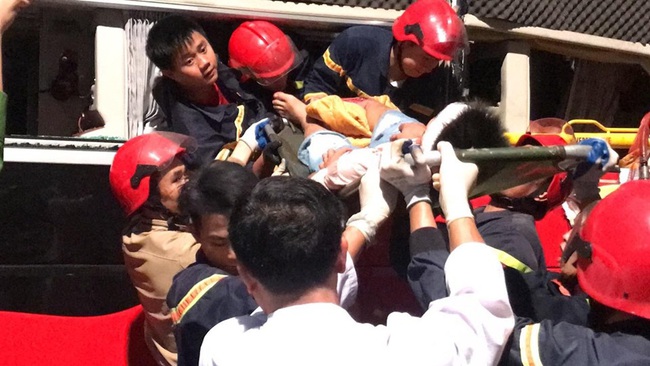 Thanh Hóa: Hàng chục cảnh sát cứu 3 hành khách kẹt trong xe sau vụ tai nạn  - Ảnh 1.