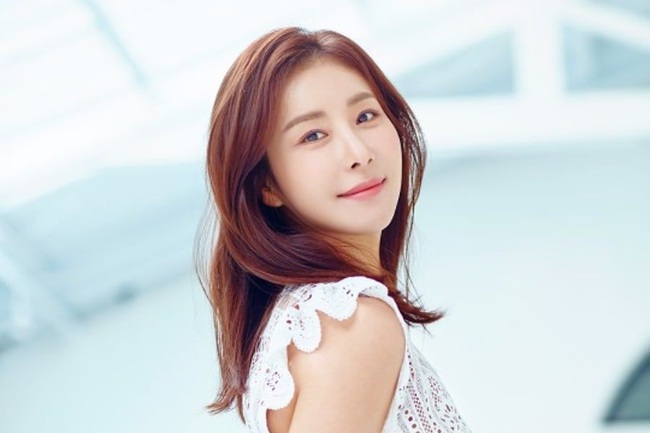 &quot;Tình địch màn ảnh của Song Hye Kyo&quot; Han Da Gam chuẩn bị lên xe hoa ở tuổi 39 - Ảnh 2.