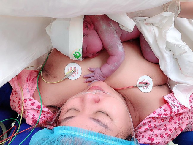 Mẹ 8x bị tiểu đường thai kỳ, lên bàn đẻ nặng 115kg, bác sĩ siêu âm mãi không nghe được tim thai  - Ảnh 1.
