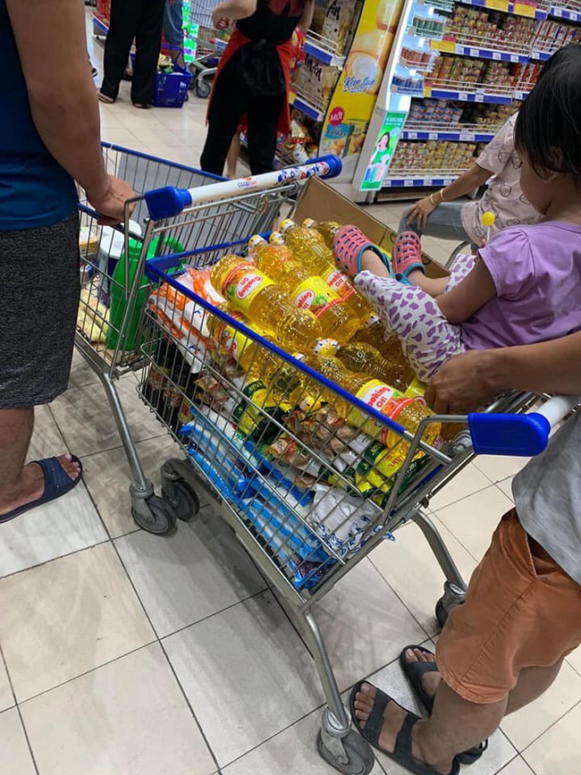 Đổ xô đi găm đồ giảm giá sâu, nhiều người ngã ngửa khi biết sự thật - Ảnh 2. Đổ xô đi găm đồ giảm giá sâu, nhiều người ngã ngửa khi biết sự thật - Ảnh 2.