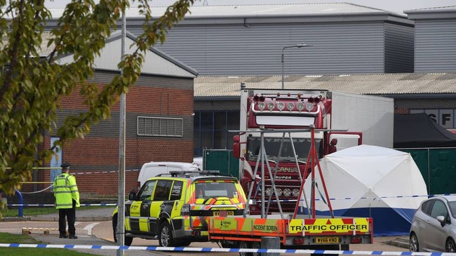 Kênh truyền hình ở Anh bị chỉ trích vô cảm và thiếu trách nhiệm khi phát sóng chương trình “nhập cư lậu" giữa thảm kịch 39 thi thể trong container - Ảnh 1.