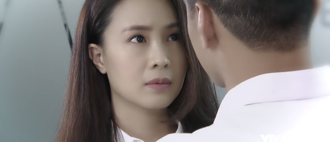 Hoa hồng trên ngực trái: Tin được không, Khuê chấp nhận cái ôm của Bảo? - Ảnh 2. Hoa hồng trên ngực trái: Tin được không, Khuê chấp nhận cái ôm của Bảo? - Ảnh 2.