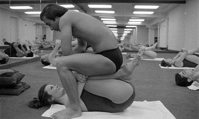 Đời tư bê bối của bậc thầy yoga nóng được sùng bái khắp nơi trên thế giới và những lần quấy rối tình dục công khai bất chấp - Ảnh 6.