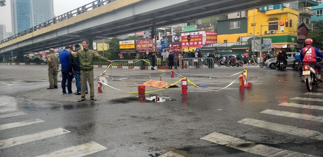 Hà Nội: Nữ tài xế kéo lê xe máy bốc cháy, một nạn nhân tử vong - Ảnh 8.